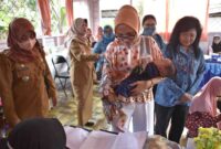 FOTO: Ketua TP. PKK Provinsi Kalteng saat melakukan monitoring terhadap perkembangan balita. (FOTO: IST)