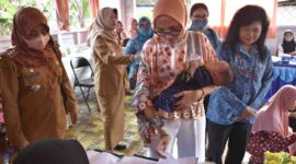 FOTO: Ketua TP. PKK Provinsi Kalteng saat melakukan monitoring terhadap perkembangan balita. (FOTO: IST)