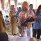 FOTO: Ketua TP. PKK Provinsi Kalteng saat melakukan monitoring terhadap perkembangan balita. (FOTO: IST)