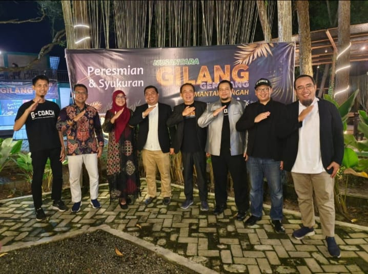 FOTO: Kepala Dinas Koperasi dan UMKM saat foto bersama dengan anggota Organisasi NGG. (FOTO: IST)