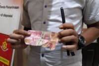 FOTO: Uang palsu yang diterima oleh korban dengan nilai pecahan seratus ribu rupiah. 