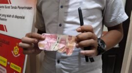 FOTO: Uang palsu yang diterima oleh korban dengan nilai pecahan seratus ribu rupiah. 