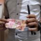 FOTO: Uang palsu yang diterima oleh korban dengan nilai pecahan seratus ribu rupiah. 
