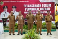 FOTO: Wakil Gubernur Kalteng Edy Pratowo saat foto bersama dengan perangkat daerah. (FOTO: IST) 