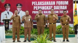 FOTO: Wakil Gubernur Kalteng Edy Pratowo saat foto bersama dengan perangkat daerah. (FOTO: IST) 