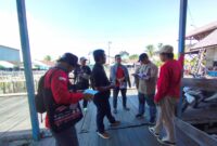 FOTO: Tim dari Dislutkan Provinsi Kalteng saat melakukan kegiatan Mutual Check (MC-O) dan penyerahan lapangan Pembangunan dermaga pelabuhan perikanan di Kuala Jelai. (FOTO: IST)