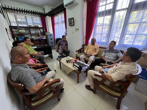 FOTO: Tim Penyidik Pegawai Negeri Sipil DLH Provinsi Kalteng dan KORWAS PPNS dari Polda Kalteng saat melaksanakan Koordinasi dan Sinergi Penegakan Hukum Lingkungan Hidup, di Kantor DLH Jalan Williem A.S, Palangka Raya. (FOTO: IST) 