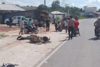 FOTO: Kendaraan sepeda motor milik korban yang terlibat kecelakaan rusak parah di lokasi kejadian Jalan Jenderal Sudirman Km 87, Desa Sebabi, Kabupaten Kotim. (FOTO: IST)