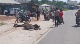 FOTO: Kendaraan sepeda motor milik korban yang terlibat kecelakaan rusak parah di lokasi kejadian Jalan Jenderal Sudirman Km 87, Desa Sebabi, Kabupaten Kotim. (FOTO: IST)
