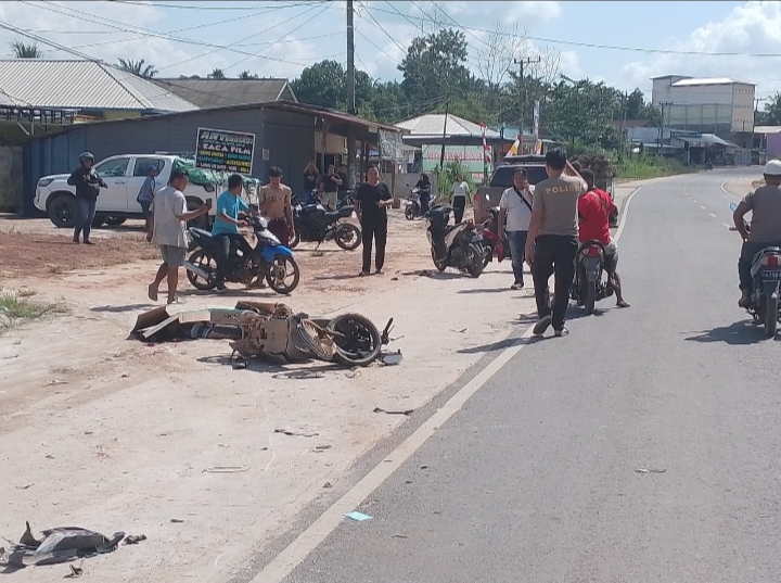 FOTO: Kendaraan sepeda motor milik korban yang terlibat kecelakaan rusak parah di lokasi kejadian Jalan Jenderal Sudirman Km 87, Desa Sebabi, Kabupaten Kotim. (FOTO: IST)
