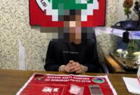 FOTO: Pelaku pengedar narkoba saat diamankan di Mapolres Kotim bersama barang buktinya. (FOTO: IST)
