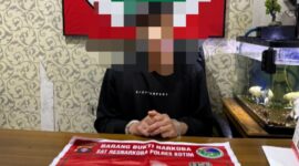 FOTO: Pelaku pengedar narkoba saat diamankan di Mapolres Kotim bersama barang buktinya. (FOTO: IST)