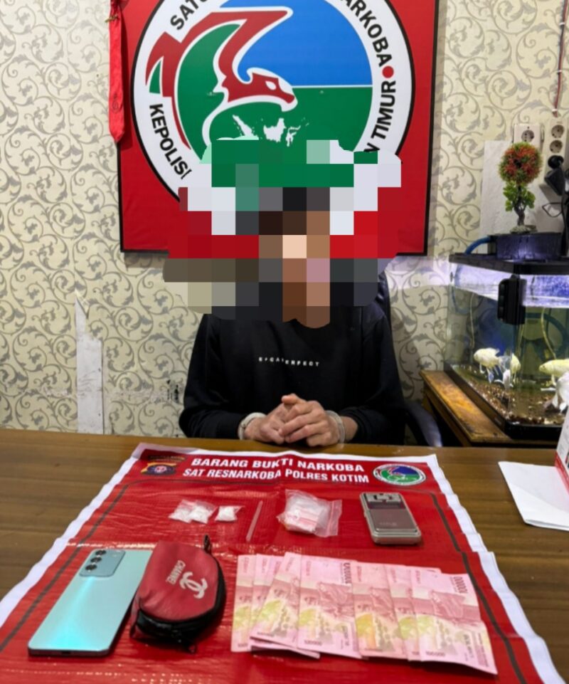FOTO: Pelaku pengedar narkoba saat diamankan di Mapolres Kotim bersama barang buktinya. (FOTO: IST)