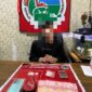 FOTO: Pelaku pengedar narkoba saat diamankan di Mapolres Kotim bersama barang buktinya. (FOTO: IST)