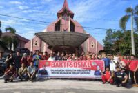 FOTO: Sejumlah pegawai BKD Provinsi Kalteng saat melakukan bakti sosial membersihkan Gereja Agape, Jalan RTA Milono, Kota Palangka Raya. (FOTO: IST) 