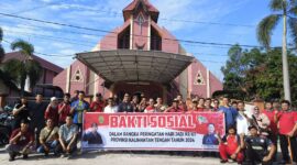 FOTO: Sejumlah pegawai BKD Provinsi Kalteng saat melakukan bakti sosial membersihkan Gereja Agape, Jalan RTA Milono, Kota Palangka Raya. (FOTO: IST) 