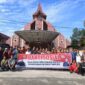 FOTO: Sejumlah pegawai BKD Provinsi Kalteng saat melakukan bakti sosial membersihkan Gereja Agape, Jalan RTA Milono, Kota Palangka Raya. (FOTO: IST) 