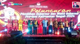 FOTO: Wakil Gubernur Kalteng Edy Pratowo foto bersama saat kegiatan sosialisasi Pilkada serentak 2024 di Kalawa Convention Center. (FOTO: IST) 