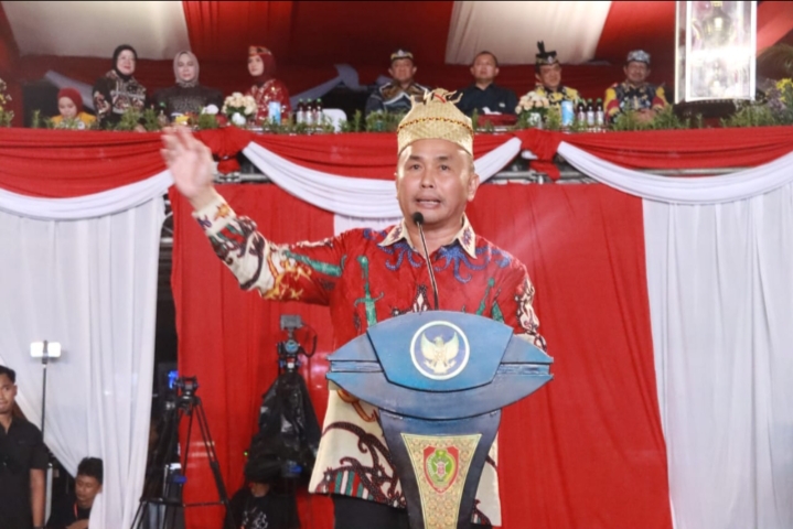 FOTO: Gubernur Provinsi Kalteng H Sugianto Sabran saat menyampaikan sambutan pada pembukaan FBIM dan Festival Kuliner Nusantara Tahun 2024, di Halaman Gor Indoor Serbaguna. (FOTO: IST) 