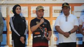 FOTO: Gubernur Provinsi Kalteng H Sugianto Sabran (tengah) saat menyampaikan sambutan pada pembukaan Event UCI MTB Eliminator Cup 2024. (FOTO: IST) 