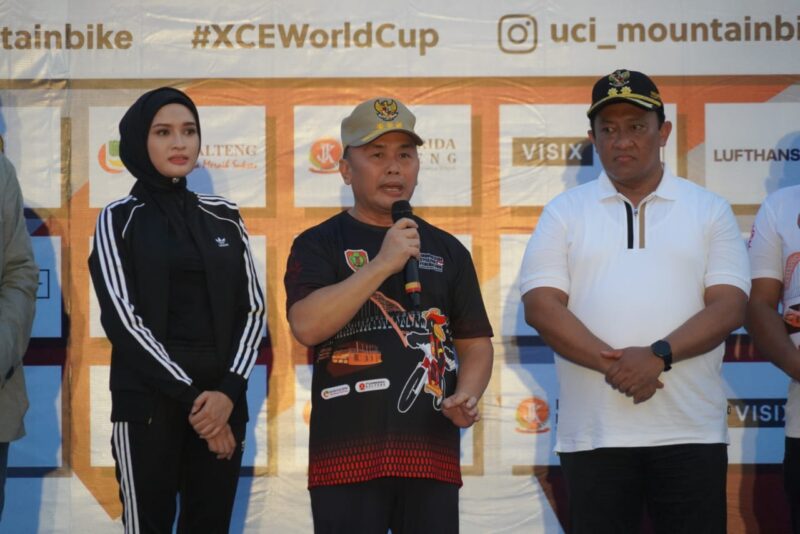 FOTO: Gubernur Provinsi Kalteng H Sugianto Sabran (tengah) saat menyampaikan sambutan pada pembukaan Event UCI MTB Eliminator Cup 2024. (FOTO: IST) 