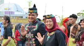 FOTO: Plt.Kadisdik Muhammad Reza Prabowo bersama Istri Holly Diany saat mengikuti Karnaval Budaya Isen Mulang. (FOTO: IST) 