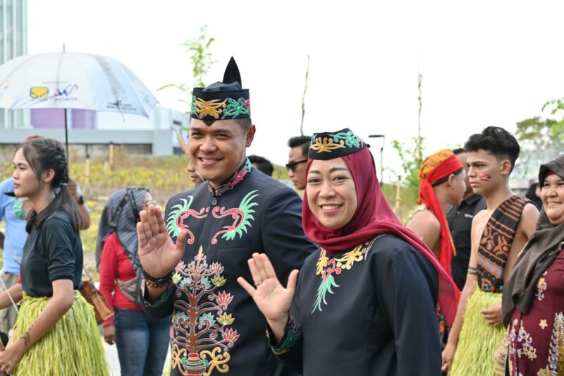 FOTO: Plt.Kadisdik Muhammad Reza Prabowo bersama Istri Holly Diany saat mengikuti Karnaval Budaya Isen Mulang. (FOTO: IST) 