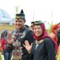 FOTO: Plt.Kadisdik Muhammad Reza Prabowo bersama Istri Holly Diany saat mengikuti Karnaval Budaya Isen Mulang. (FOTO: IST) 
