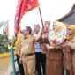 FOTO: Plh Asisten Pemkesra Herson B Aden mengibarkan bendera tanda dimulainya lomba perahu hias dalam rangka Festival Budaya Isen Mulang (FBIM). (FOTO: IST) 