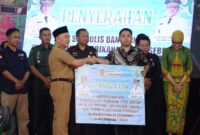 FOTO: Gubernur Provinsi Kalteng Sugianto Sabran saat menyerahkan secara simbolis bantuan kepada masyarakat nelayan kegiatan Pertemuan Akbar Lintas Sektoral Provinsi Kalimantan Tengah Tahun 2024.