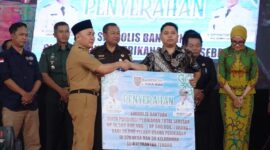 FOTO: Gubernur Provinsi Kalteng Sugianto Sabran saat menyerahkan secara simbolis bantuan kepada masyarakat nelayan kegiatan Pertemuan Akbar Lintas Sektoral Provinsi Kalimantan Tengah Tahun 2024.