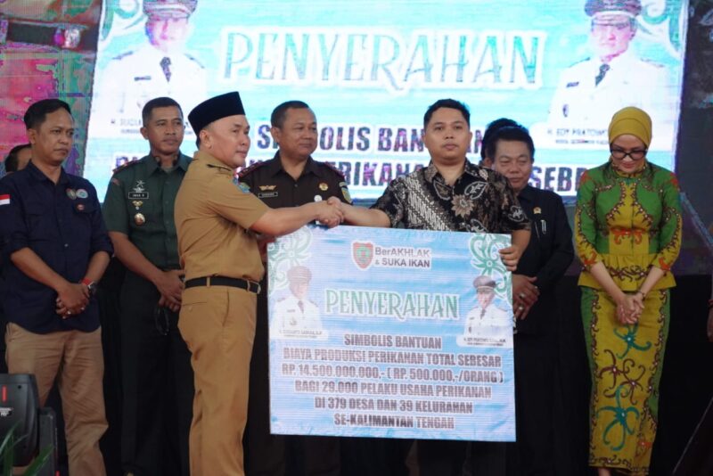 FOTO: Gubernur Provinsi Kalteng Sugianto Sabran saat menyerahkan secara simbolis bantuan kepada masyarakat nelayan kegiatan Pertemuan Akbar Lintas Sektoral Provinsi Kalimantan Tengah Tahun 2024.