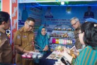 FOTO: Wakil Gubernur Kalteng H. Edy Pratowo bersama Sekretaris Utama BKKBN RI Tavip Agus Rayanto dan Ketua TP-PKK Prov. Kalteng Ivo Sugianto Sabran saat mengunjungi stand pameran. (FOTO: IST)