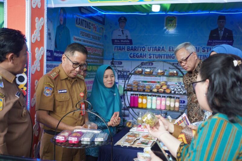 FOTO: Wakil Gubernur Kalteng H. Edy Pratowo bersama Sekretaris Utama BKKBN RI Tavip Agus Rayanto dan Ketua TP-PKK Prov. Kalteng Ivo Sugianto Sabran saat mengunjungi stand pameran. (FOTO: IST) 