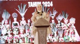 FOTO: Ketua TP PKK Provinsi Kalteng Ivo Sugianto Sabran saat menyampaikan sambutan pada acara Grand Final Jagau dan Bawi Nyai Pariwisata FBIM 2024. (FOTO: IST) 