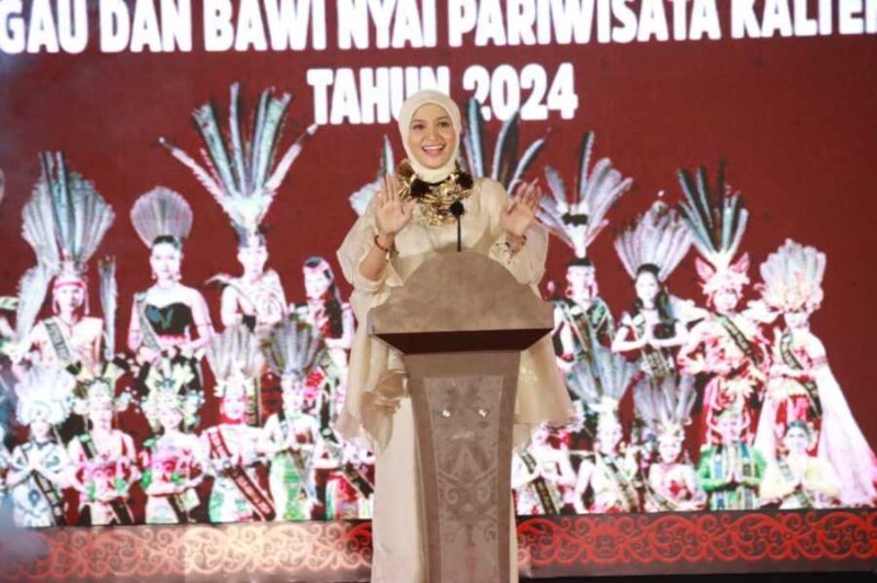 FOTO: Ketua TP PKK Provinsi Kalteng Ivo Sugianto Sabran saat menyampaikan sambutan pada acara Grand Final Jagau dan Bawi Nyai Pariwisata FBIM 2024. (FOTO: IST) 