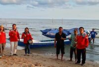 FOTO: Dinas Kelautan dan Perikanan Provinsi Kalteng saat menyerahkan bantuan perahu kepada Pokmaswas Putra Bahari Perkasa, bertempat di Desa Keraya Kabupaten Kotawaringin Barat. 