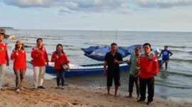 FOTO: Dinas Kelautan dan Perikanan Provinsi Kalteng saat menyerahkan bantuan perahu kepada Pokmaswas Putra Bahari Perkasa, bertempat di Desa Keraya Kabupaten Kotawaringin Barat. 