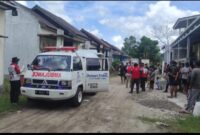 FOTO: Warga saat hendak mengevakuasi jenazah korban yang ditemukan di dalam rumah Jendral Sudirman Km 5,5, Gang Ketapang, Kecamatan Mentawa Baru Ketapang, Kabupaten Kotawaringin Timur (Kotim).