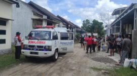 FOTO: Warga saat hendak mengevakuasi jenazah korban yang ditemukan di dalam rumah Jendral Sudirman Km 5,5, Gang Ketapang, Kecamatan Mentawa Baru Ketapang, Kabupaten Kotawaringin Timur (Kotim).
