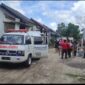 FOTO: Warga saat hendak mengevakuasi jenazah korban yang ditemukan di dalam rumah Jendral Sudirman Km 5,5, Gang Ketapang, Kecamatan Mentawa Baru Ketapang, Kabupaten Kotawaringin Timur (Kotim).