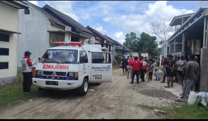 FOTO: Warga saat hendak mengevakuasi jenazah korban yang ditemukan di dalam rumah Jendral Sudirman Km 5,5, Gang Ketapang, Kecamatan Mentawa Baru Ketapang, Kabupaten Kotawaringin Timur (Kotim).