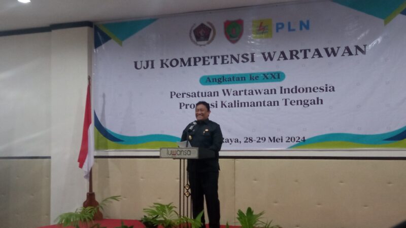 FOTO: Wakil Gubernur Kalteng Edy Pratowo saat membuka acara UKW angkatan 21 PWI Kalteng. (FOTO: IST) 