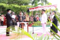 FOTO: Gubernur Provinsi Kalteng H.Sugianto Sabran saat melantik Herson B Aden Menjadi Pj. Bupati Gunung Mas, usai upacara peringatan hari Jadi Provinsi Kalteng yang ke 67 yang dilaksanakan di Halaman Kantor Gubernur Kalteng. (FOTO: IST)