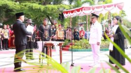 FOTO: Gubernur Provinsi Kalteng H.Sugianto Sabran saat melantik Herson B Aden Menjadi Pj. Bupati Gunung Mas, usai upacara peringatan hari Jadi Provinsi Kalteng yang ke 67 yang dilaksanakan di Halaman Kantor Gubernur Kalteng. (FOTO: IST) 