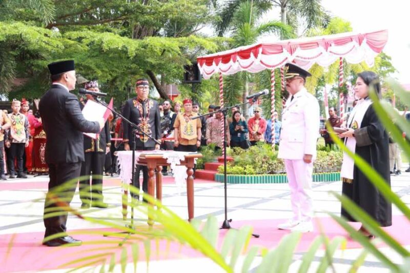 FOTO: Gubernur Provinsi Kalteng H.Sugianto Sabran saat melantik Herson B Aden Menjadi Pj. Bupati Gunung Mas, usai upacara peringatan hari Jadi Provinsi Kalteng yang ke 67 yang dilaksanakan di Halaman Kantor Gubernur Kalteng. (FOTO: IST) 
