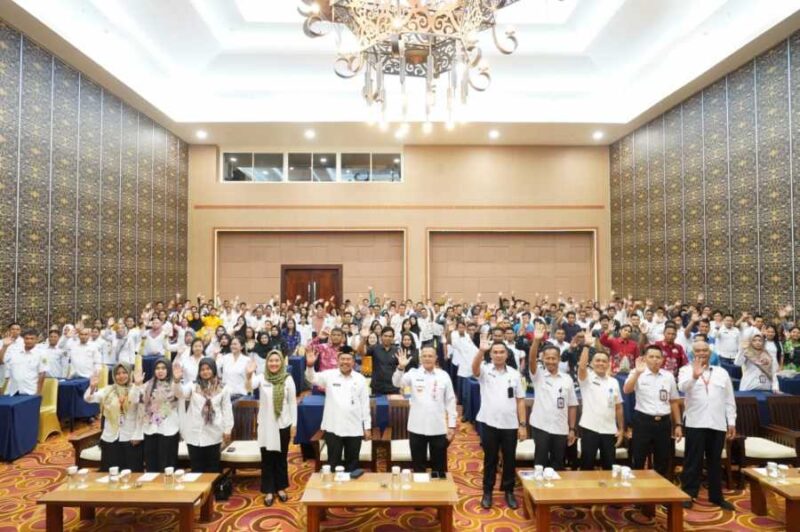 FOTO: Sekda Provinsi Kalteng H Nuryakin saat foto bersama dengan para peserta Pelatihan Perencanaan Pembangunan Desa, di salah satu gotel ternama di Palangka Raya. (FOTO: IST) 