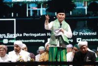 FOTO: Gubernur Provinsi Kalteng H. Sugianto Sabran saat menyampaikan sambutannya saat kegiatan Kalteng Bersholawat bersama Habib Syech bin Abdul Qodir Assegafdi Halaman lstana lsen Mulang. (FOTO: IST)