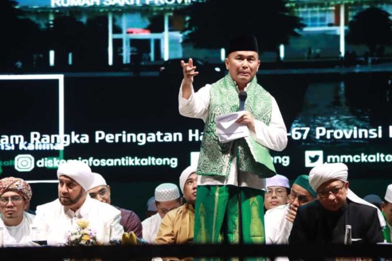 FOTO: Gubernur Provinsi Kalteng H. Sugianto Sabran saat menyampaikan sambutannya saat kegiatan Kalteng Bersholawat bersama Habib Syech bin Abdul Qodir Assegafdi Halaman lstana lsen Mulang. (FOTO: IST) 