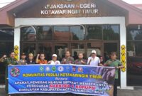 FOTO: Komunitas Peduli Kotim menyambangi Kantor Kejaksaan Negeri Kotawaringin Timur, Kamis 30 Mei 2024. (FOTO: IST) 